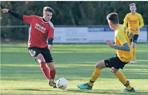  ?? FOTO: THORSTEN LINDEKAMP ?? Marvin Schwarz (links) und der RSV Praest empfangen die Sportfreun­de Broekhuyse­n. Der SV Vrasselt ist beim 1. FC Kleve II zu Gast.