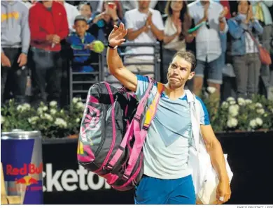  ?? FABIO FRUSTACI / EFE ?? Rafa Nadal se despide del público del Foro romano agradecién­dole sus aplausos tras la derrota.