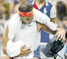  ?? FOTO: AP ?? Nadal, en los inicios del partido chaleco y collarín de hielo y bien cerca el ventilador