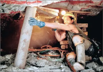  ?? PHOTO: AP ?? A miner works undergroun­d in a gold mine in Boksburg in this 1997 file photo. The new Mining Charter has drawn severe criticism from the sector over the 30 percent black ownership stake, with voting rights.