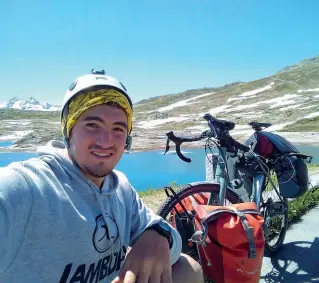  ??  ?? Avventura Luigi Peverelli, 21 anni, sul Breithorn Centrale (Monte Rosa) e, sotto, al passo alpino del Grimsel