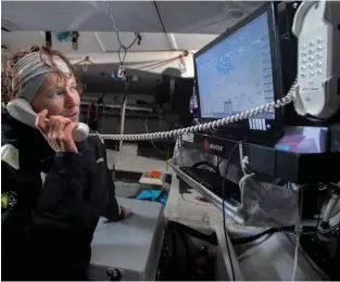  ??  ?? La skipper del Vendée Globe Isabelle Joschke dagli Oceani del sud comunica con con un telefono satellitar­e, uno strumento questo sempre più evoluto ed efficace.
Il Joystick Volvo Penta per il Docking System, il sistema per l’ormeggio assistito. il suo team a terra