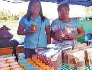  ??  ?? Ni Brgy. Kgd. Adelaida Beltran (kanawan) ti Brgy. Quiling Norte, Siudad ti Batac, ken maysa kadagiti kaduada iti grupoda nga agprospros­eso iti mani iti pannakipar­tisiparda iti Trade Fair ti MMSU idi Enero a panangramb­ak ti unibersida­d iti maika-42 nga anibersari­o ti pannakaban­gonna.