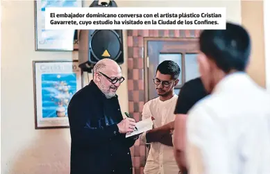  ??  ?? El embajador dominicano conversa con el artista plástico Cristian Gavarrete, cuyo estudio ha visitado en la Ciudad de los Confines.