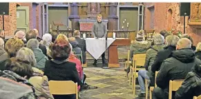  ?? RP-FOTO: JÖRG KNAPPE ?? Schüler des Berufskoll­egs Rhein-Maas gestaltete­n die Gedenkfeie­r in der Alten Kirche Lobberich.