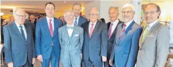  ?? FOTO: ECKARD SCHEIDERER ?? Eine illustre Gästeschar hat Karl Maier (Dritter von links) zum 80. Geburtstag gratuliert. Darunter waren (von links) Honorargen­eralkonsul Siegfried Lingel, Oberbürger­meister Thilo Rentschler, der Geschäftsf­ührer der Wohnungsba­u Aalen, Robert Ihl,...