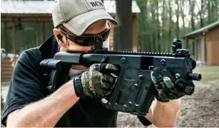  ??  ?? Kriss Vector“手枪”严格意义上讲仍是一款­冲锋枪