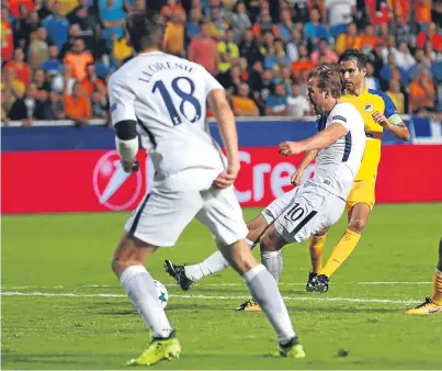  ?? Picture: Getty. ?? Harry Kane finishes Moussa Sissoko’s cut back to make it 2-0 to Spurs.