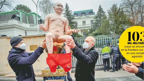  ??  ?? Un grupo de personas protestó en la Embajada de Rusia en República Checa por la injerencia del presidente ruso Vladimir Putin