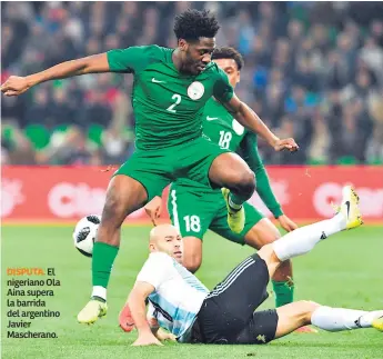  ??  ?? DISPUTA. El nigeriano Ola Aina supera la barrida del argentino Javier Mascherano.