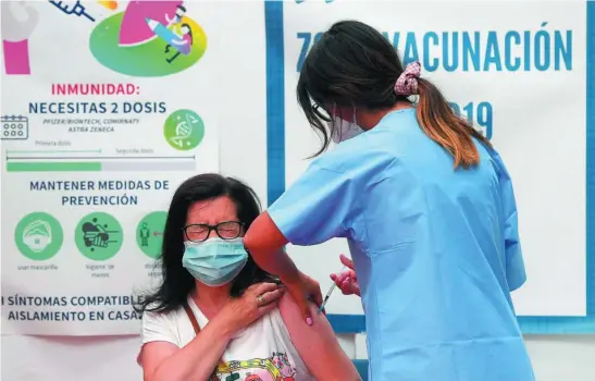  ?? EFE ?? Una mujer es vacunada contra la covid en Avilés (Asturias)