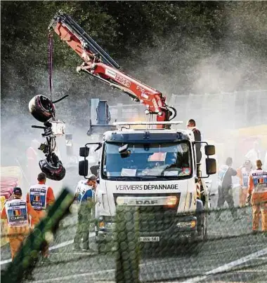  ?? Fotos: AFP ?? Juan Manuel Correas Rennwagen wurde beim Unfall komplett zerstört. Auch der Bolide von Anthoine Hubert war nur noch ein Wrack.