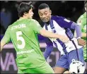  ?? DPA-BILD: JENSEN ?? Herthas Salomon Kalou (rechts) im Duell mit Tobias Strobl