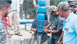  ??  ?? Los pobladores se trasladan a diario a llenar tambos al Cuerpo de Bomberos. La represa en el río Pelo está seca. Personal del Sanaa instala equipo de bombeo.