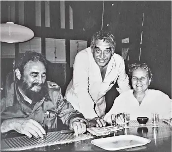  ?? EFE ?? En los 80. García Márquez fue amigo personal de Castro. Aquí con la agente literaria Carmen Balcells.