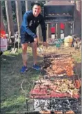  ??  ?? El uruguayo preparó un asado.