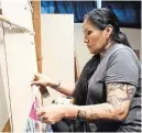  ?? ?? Melissa Cody, de 41 años, artesana telar navajo, en su estudio. (Izq. de izq.) Algunos de sus tapices que ha expuesto:
(2023),
(2021), y
(2023).