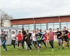  ?? Foto: Rebecca Lang ?? Bei guten Wetterverh­ältnissen liefen die Schüler des Berufliche­n Schulzentr­ums in Neuburg ihre Runden.