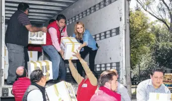  ??  ?? Angélica Rivera de Peña, presidenta del Consejo Ciudadano Consultivo del DIF, coordinó los trabajos de acopio en el centro instalado en el Campo Marte, donde prevén enviar hoy mil despensas más a Oaxaca y Chiapas.