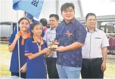  ?? — Photo by Conny Banji ?? Councillor Ling Hua Wee of Sibu Municipal Council presents a trophy to one of the top athletes.