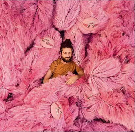  ?? ?? Fernando Laposse entre piezas lúdicas de su serie
Pink Beasts hechas de ibras de agave, que incluye también hamacas. La plantación está a un kilometro del taller donde lo fabrican mujeres de un pueblo de la Sierra Mixteca.