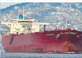  ?? ?? Der russische Öltanker NS Creation passiert den Bosporus. Er ist 17 Jahre alt und fährt unter liberische­r Flagge