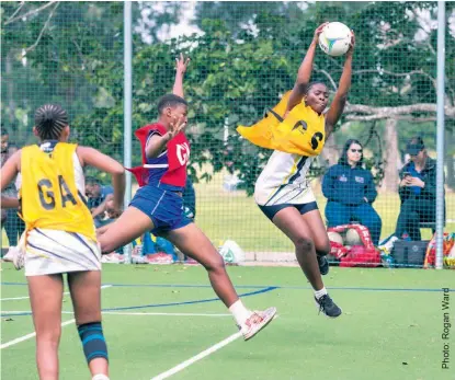  ?? ?? EHS ace captain Lukhona Ndlovana determined­ly snaffles the ball as Mcabango High’s Fezeka Mthiyane does well to keep her distance in the KZN North Coast Regional finals in the SPAR KZN Schoolgirl­s’ fast 5s netball challenge