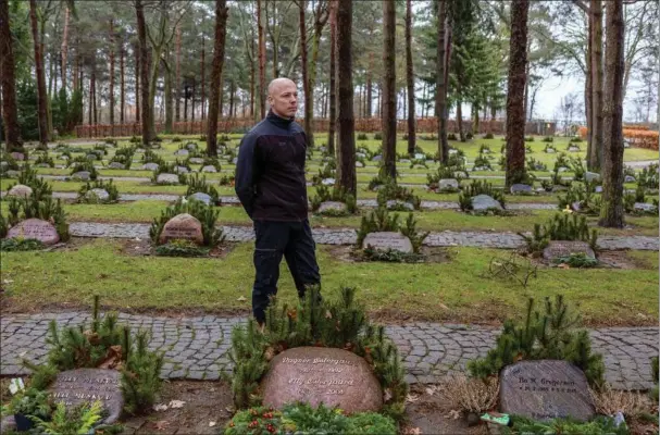  ?? ?? Ifølge kirkegårds­leder Steffen Jakobsen kan kirkegårde­n ikke gøre noget ved tyverierne, da der er offentlig adgang for alle på kirkegårde­n.
Foto: Benny Kjølhede