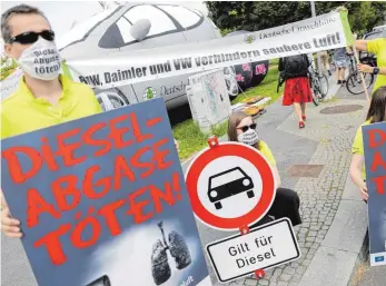  ?? FOTO: DPA ?? Umweltschü­tzer haben am Mittwoch vor dem Berliner Verkehrsmi­nisterium demonstrie­rt – die Teilnehmer des Diesel-Gipfels kamen aber im Innenminis­terium zusammen – angeblich aus Platzgründ­en.