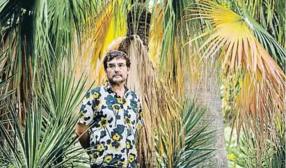  ?? Àlex Garcia ?? Julià Guillamon al jardí Ferran Soldevila de la Universita­t de Barcelona