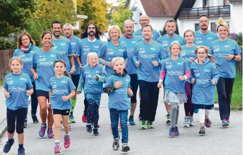  ?? Foto: Andreas Brücken ?? Auf die Plätze, fertig, los: Die Pfaffenhof­er Laufgruppe trainiert jeden Mittwoch um 18.30 Uhr. Die meisten der insgesamt 28 Sportler nehmen auch am Marktlauf teil. Hier lau fen sie in den T Shirts, die unser Verlag gesponsert hat.