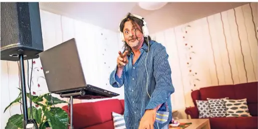  ?? RP-FOTO: ANNE ORTHEN ?? DJ Theo Fitsos legt im Ferdinand-Heye-Haus auf und sorgt für beste Laune.