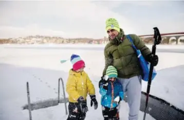  ??  ?? HEJA. Barnen Damon och Arian är med och peppar när pappa ska vinterbada.