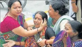  ?? DHEERAJ DHAWAN/HT ?? A woman wailing after the death of her kin.