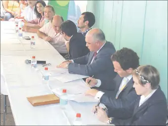  ??  ?? Paola Rodolfi (Der.), Javier Gala y Osmar Sarubbi, firmando el contrato en 2015.