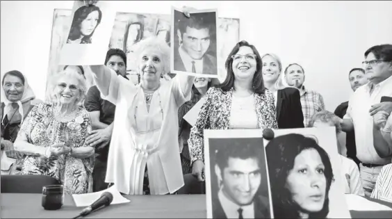  ??  ?? Estela de Carlotto, presidenta de Abuelas de Plaza de Mayo (al centro), ayer en rueda de prensa en Buenos Aires para anunciar que fue encontrada la nieta 127. La acompañaro­n Adriana Moyano (a la izquierda) y Elsa Poblete (a la derecha), tías de la niña...