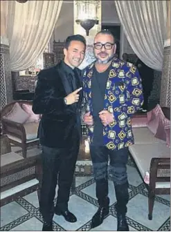  ??  ?? Incluso con la plebe. Mohamed VI en Marraquech con el compositor y productor de Lady Gaga RedOne. A la derecha, con el personal de una joyería (incluido un empleado de rasgos bengalíes), y acompañado de la princesa Lalla Salma luciendo una camiseta de...