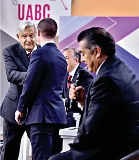  ??  ?? Andrés Manuel López Obrador, Ricardo Anaya, José Antonio Meade y Jaime Rodríguez en el momento en que el candidato de Morena saluda al panista.