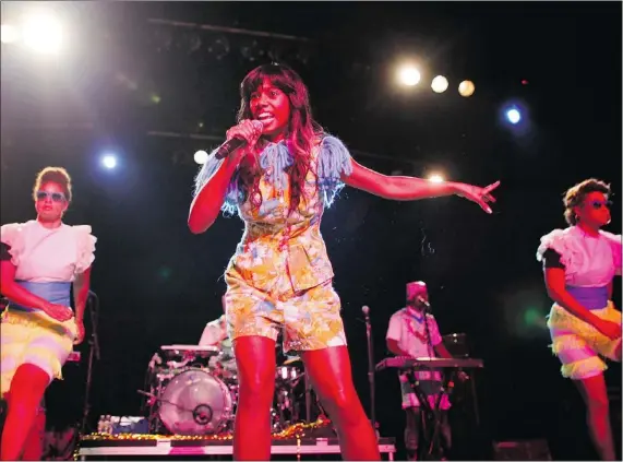  ?? DAVID SWANSON/ PHILADELPH­IA INQUIRER ?? The eclectic Santigold ( centre), whose real name is Santi White, has just released a new album that combines rock, reggae, rap, electro and dub.