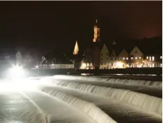  ??  ?? Nicht immer ist das Lechwehr so hell beleuchtet wie auf dem Bild von LT Fotograf Thorsten Jordan.