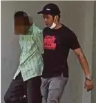  ?? [FOTO BERNAMA] ?? Anggota polis membawa keluar kedua-dua suspek selepas menyelesai­kan siasatan berhubung kes pembunuhan kanak-kanak di Kuarters Hospital Langkawi, semalam.