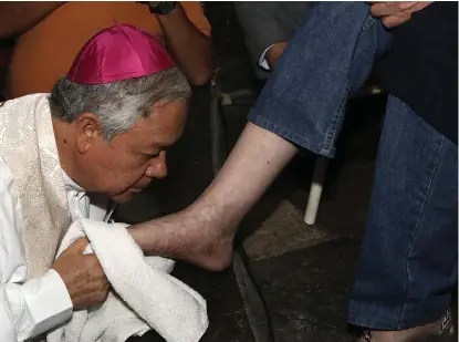  ?? AGENCIA ENFOQUE ?? Víctor Sánchez Espinosa lavó los pies de doce ancianos.