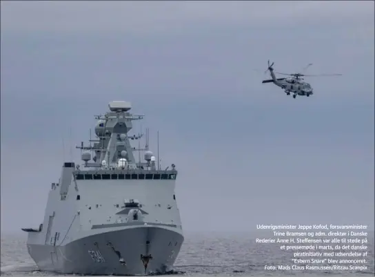  ?? ?? Fregatten "Esbern Snare" saetter kurs mod Guineabugt­en med 175 ombord, herunder en maritim indsatssty­rke, samt en tilhørende Seahawkhel­ikopter. Foto:
Forsvarsko­mmandoen
Udenrigsmi­nister Jeppe Kofod, forsvarsmi­nister Trine Bramsen og adm. direktør i Danske Rederier Anne H. Steffensen var alle til stede på et pressemøde i marts, da det danske piratiniti­ativ med udsendelse af "Esbern Snare" blev annonceret. Foto: Mads Claus Rasmussen/Ritzau Scanpix