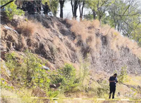  ?? FOTO: MARCO MILLÁN ?? > Un agente de investigac­ión realiza las labores de campo.