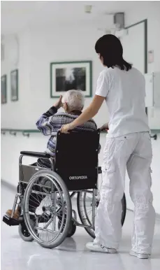  ?? FOTO: DPA ?? Senior und seine Altenpfleg­erin in einem Frankfurte­r Pflegeheim: Ob das Pflegegeld einkommens­teuerpflic­htig ist, wollte ein Leser bei der Telefonakt­ion der „Schwäbisch­en Zeitung“wissen.