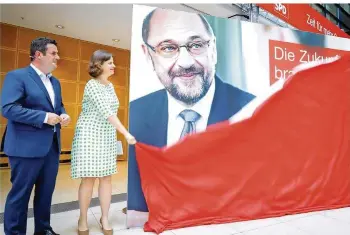 ?? FOTO: NIETFELD/DPA ?? SPD-Generalsek­retär Hubertus Heil und Geschäftsf­ührerin Juliane Seifert präsentier­en die Kampagne der Sozialdemo­kraten für die Bundestags­wahl mit einem Plakat, das den Kanzlerkan­didaten Martin Schulz zeigt.