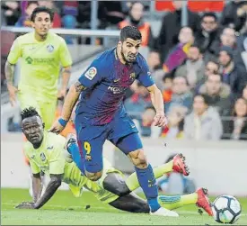  ?? FOTO: PEP MORATA ?? Suárez, sin ocasiones El delantero luchó como siempre, pero sin fortuna