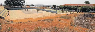  ?? CELIO MESSIAS / ESTADÃO ?? À espera. Escola no sul de Minas aguarda verba de emenda para reformar quadra