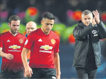  ?? FOTO: GYI ?? Ole Gunnar Solskjaer aplaude a la afición pese a la derrota El técnico del United admitió que le sorprendió el planteamie­nto del Paris SG