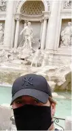  ??  ?? Francesco Totti, 43 anni, camuffato a Fontana di Trevi